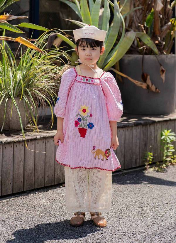 『ZARA kids』の刺繍ワンピがめちゃカワ！ 投入するだけで即こなれ見えが叶う | HugMug