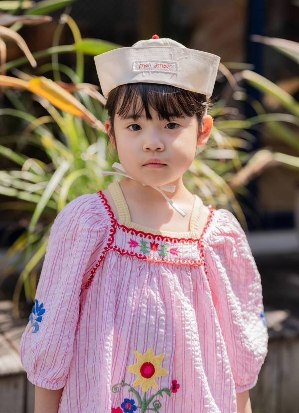 『ZARA kids』の刺繍ワンピがめちゃカワ！ 投入するだけで即こなれ見えが叶う | HugMug