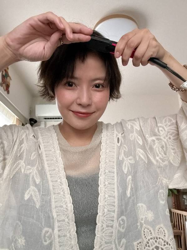 【朝5分で完了】美容師直伝！梅雨の湿気に負けない無造作ヘアアレンジ術 | HugMug