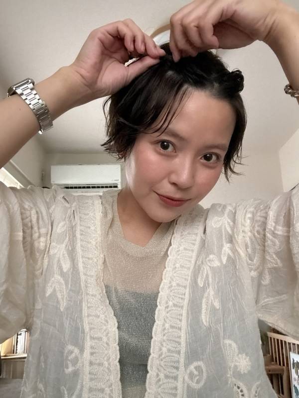 【朝5分で完了】美容師直伝！梅雨の湿気に負けない無造作ヘアアレンジ術 | HugMug