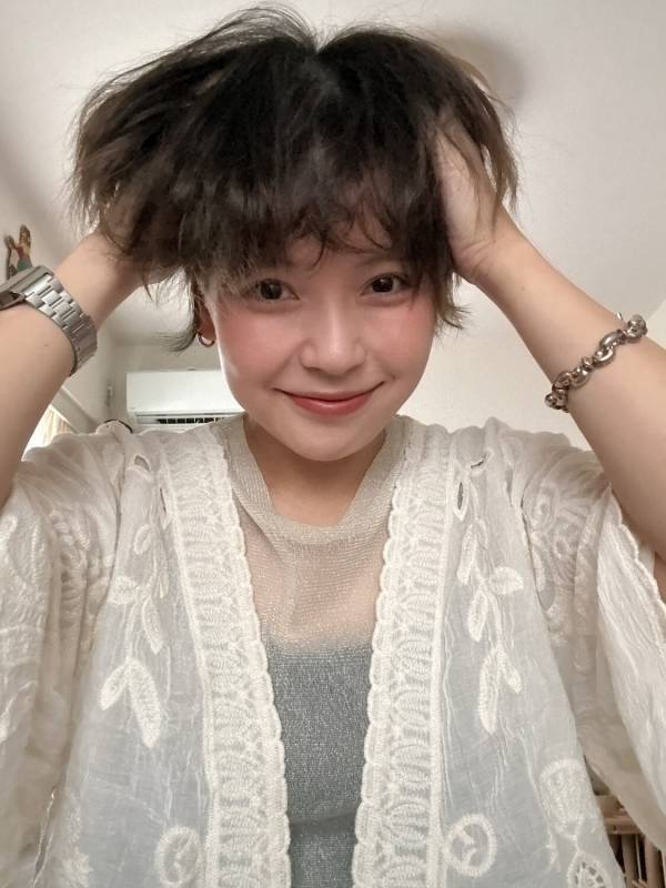 【朝5分で完了】美容師直伝！梅雨の湿気に負けない無造作ヘアアレンジ術 | HugMug