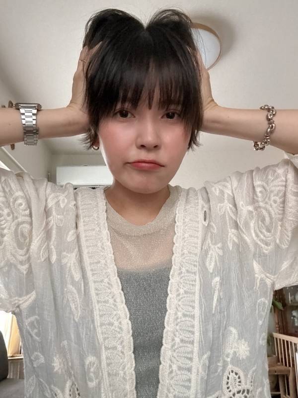 【朝5分で完了】美容師直伝！梅雨の湿気に負けない無造作ヘアアレンジ術 | HugMug