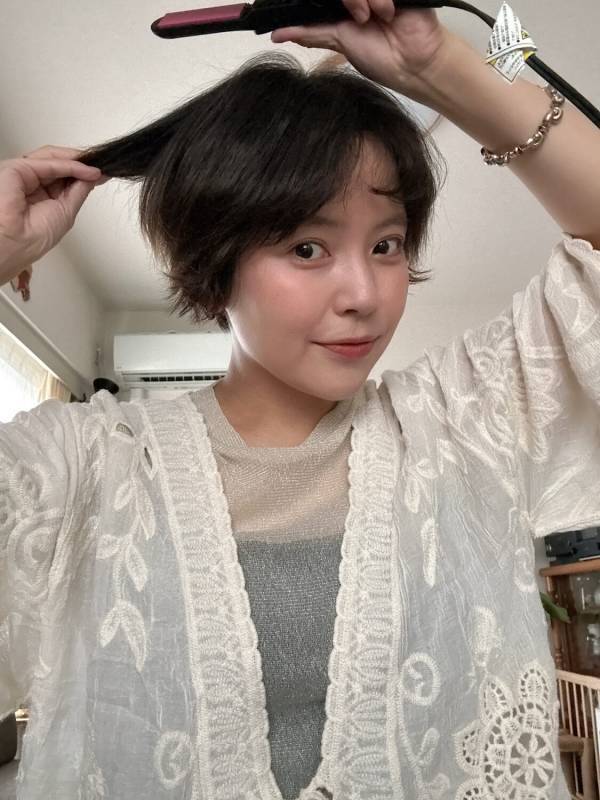 【朝5分で完了】美容師直伝！梅雨の湿気に負けない無造作ヘアアレンジ術 | HugMug
