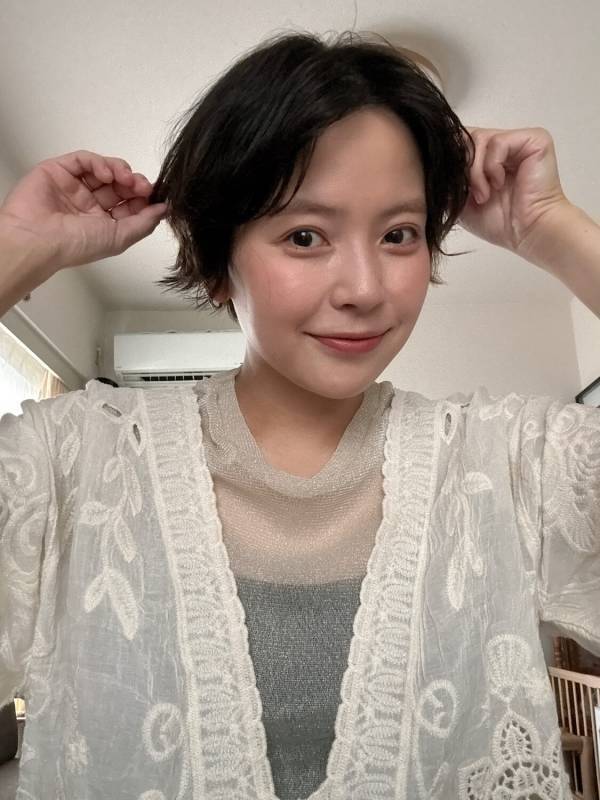 【朝5分で完了】美容師直伝！梅雨の湿気に負けない無造作ヘアアレンジ術 | HugMug