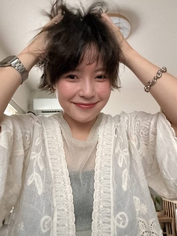 【朝5分で完了】美容師直伝！梅雨の湿気に負けない無造作ヘアアレンジ術 | HugMug