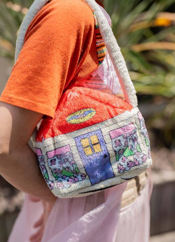 古着屋オーナーが纏う夏コーデがおしゃれ！ 親子で「トイバッグ」をシェアして個性発揮 | HugMug
