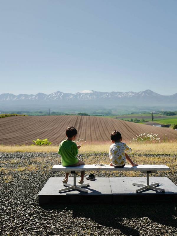 「この夏行くべき！ 北海道キャンピングカーの旅」武智志穂の沖縄でのんびり双子育児 Vol.70 | HugMug