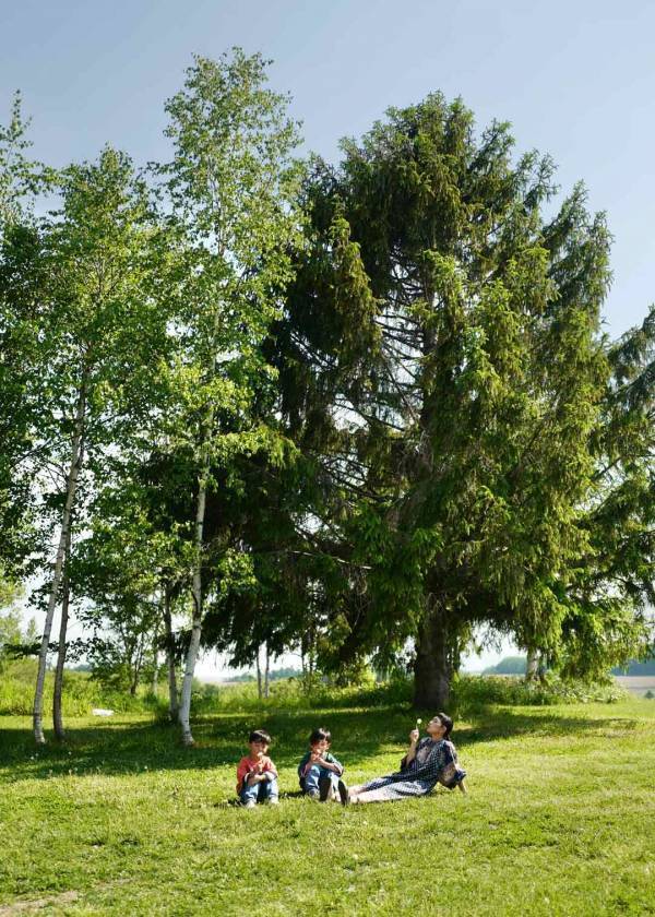 「この夏行くべき！ 北海道キャンピングカーの旅」武智志穂の沖縄でのんびり双子育児 Vol.70 | HugMug