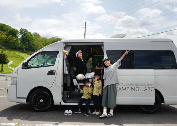 「この夏行くべき！ 北海道キャンピングカーの旅」武智志穂の沖縄でのんびり双子育児 Vol.70 | HugMug