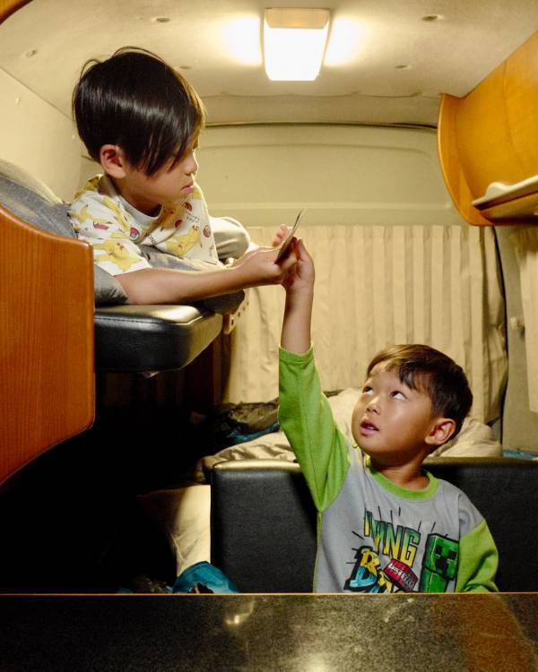 「この夏行くべき！ 北海道キャンピングカーの旅」武智志穂の沖縄でのんびり双子育児 Vol.70 | HugMug
