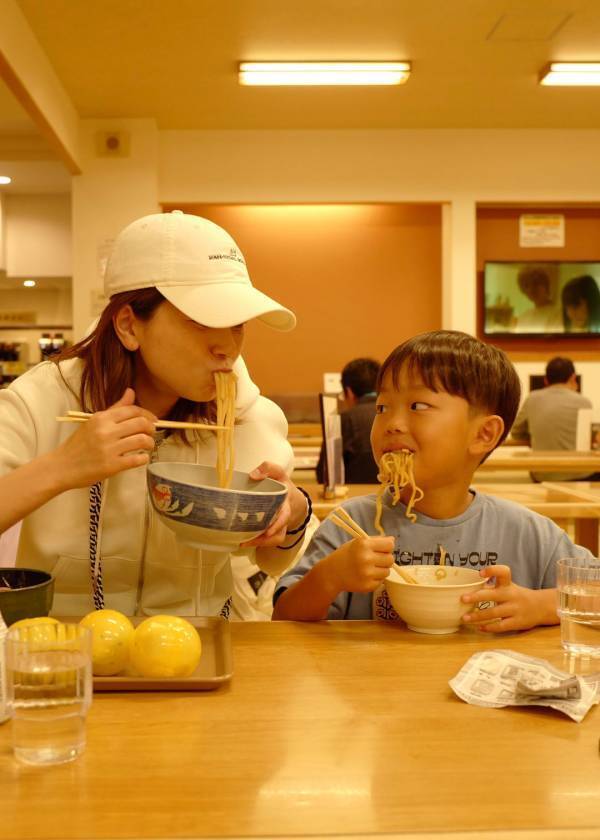 「この夏行くべき！ 北海道キャンピングカーの旅」武智志穂の沖縄でのんびり双子育児 Vol.70 | HugMug