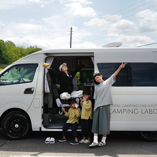「この夏行くべき！ 北海道キャンピングカーの旅」武智志穂の沖縄でのんびり双子育児 Vol.70 | HugMug