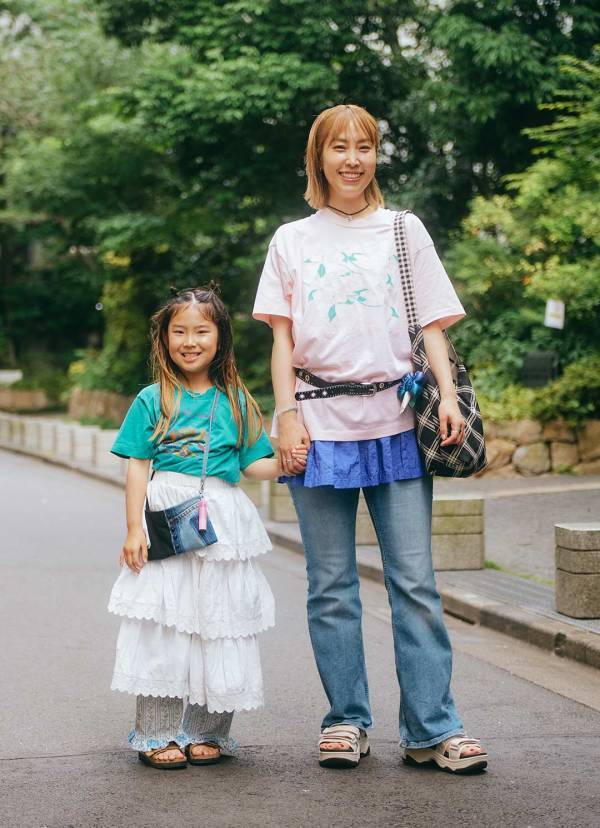 大流行のティアードスカートはパンツとレイヤードが旬！ヴィンテージTシャツとの合わせて甘辛MIXコーデ | HugMug