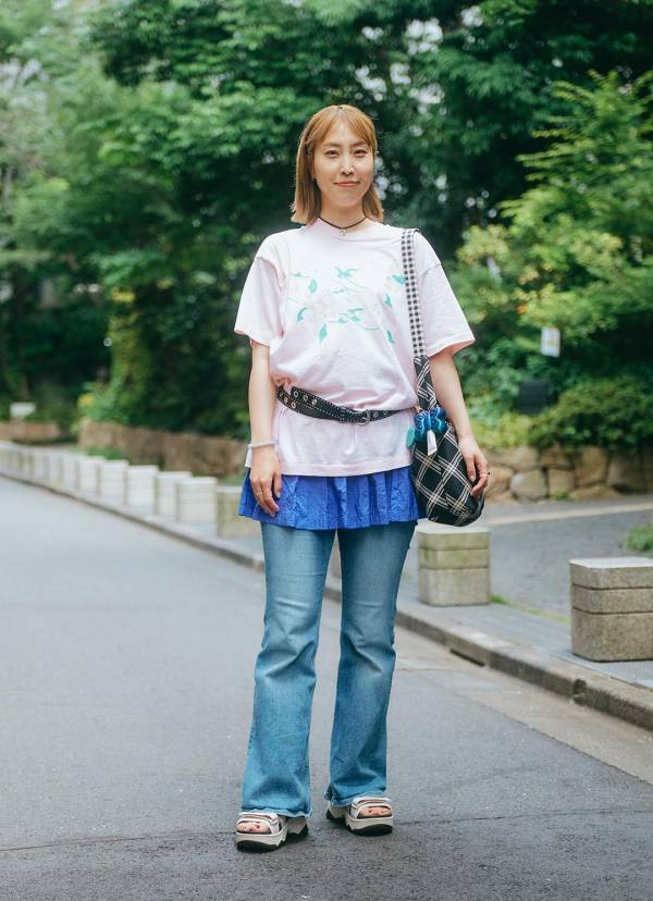 大流行のティアードスカートはパンツとレイヤードが旬！ヴィンテージTシャツとの合わせて甘辛MIXコーデ | HugMug