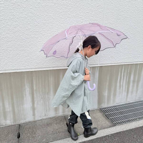 うねうね傘が可愛すぎ！ 梅雨をおしゃれに楽しく乗り切るキッズレイングッズ3選 | HugMug