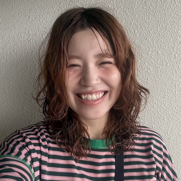 コテもアイロンも卒業！？【時短ヘア】梅雨こそパーマがおすすめ！ 朝のセットが楽になるスタイリング方まとめ | HugMug