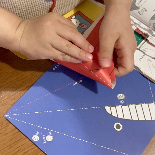 親も感動！２歳児がひとりでつくれる！「ひとりでおれるおりがみ」 がおすすめ！ | HugMug