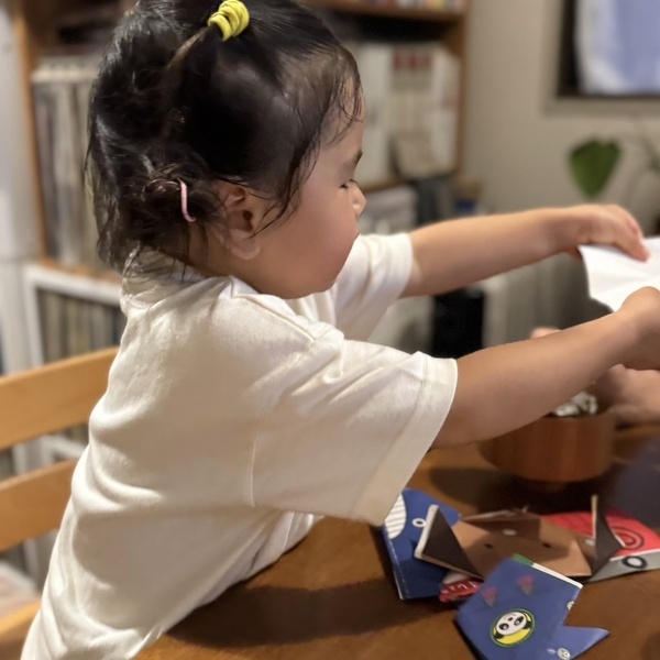 親も感動！２歳児がひとりでつくれる！「ひとりでおれるおりがみ」 がおすすめ！ | HugMug