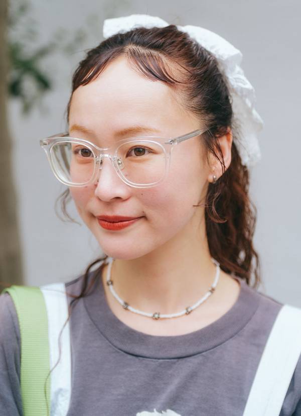 美容師ママのガーリーコーデが可愛すぎ！ 足元はドット柄スニーカーでトレンド感をプラス | HugMug