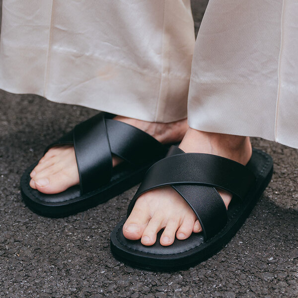 【ブラックサンダルSNAP5選】今買うべきは「ひとクセ」万能サンダル | HugMug