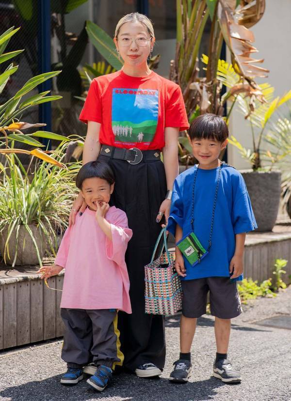 ヴィンテージ好きなおしゃれママコーデ。「カラーＴシャツ」で簡単こなれ見え | HugMug