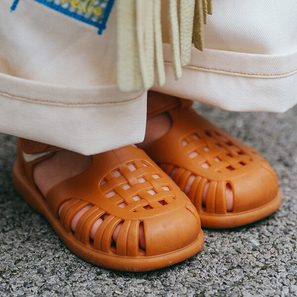 このデニム、ユニクロなの！？ ホワイトで夏らしく＆ストレートシルエットが今っぽい | HugMug