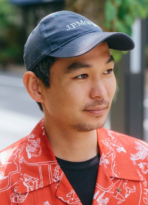 トレンドのアロハシャツコーデをキャッチ！ ブラックを挿すのが洗練見えの秘訣 | HugMug