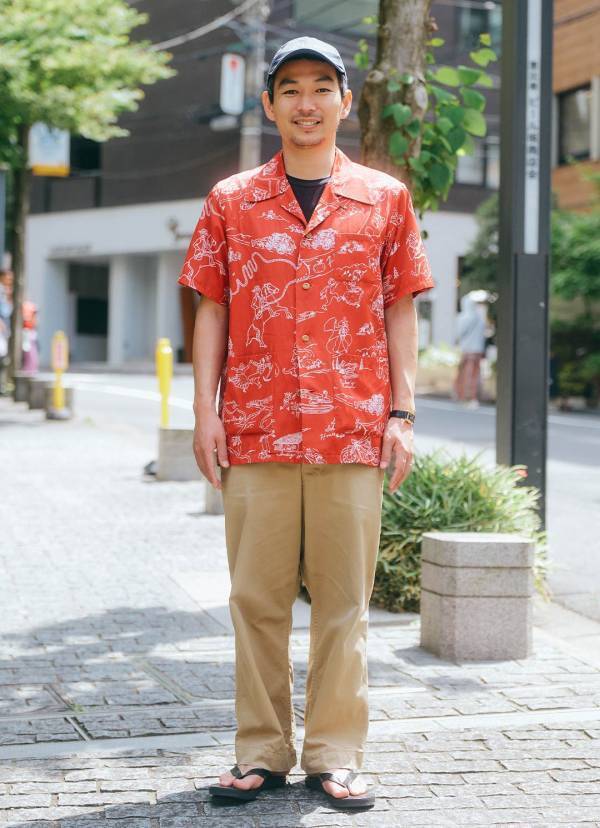 トレンドのアロハシャツコーデをキャッチ！ ブラックを挿すのが洗練見えの秘訣 | HugMug