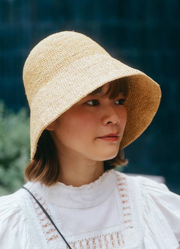 「ストローハット」で紫外線を上品にカット。アパレル勤務ママの洗練夏コーデ | HugMug