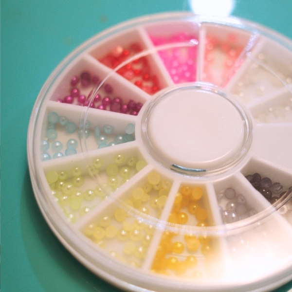 【DAISO】お湯プラって知ってる？ 熱でやわらかくして形をつくる！ オリジナルチャームのつくり方 | HugMug