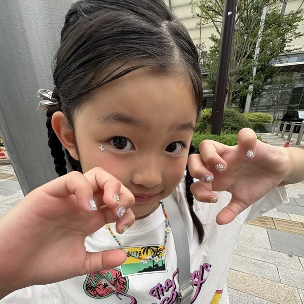 【ダイソー】ネイルシールが100円なのにデザイン豊富で可愛い！貼るだけで簡単にできちゃう | HugMug