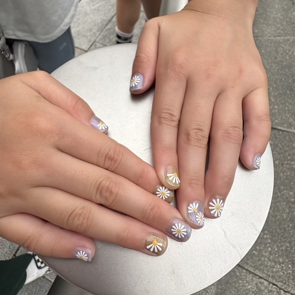【ダイソー】ネイルシールが100円なのにデザイン豊富で可愛い！貼るだけで簡単にできちゃう | HugMug