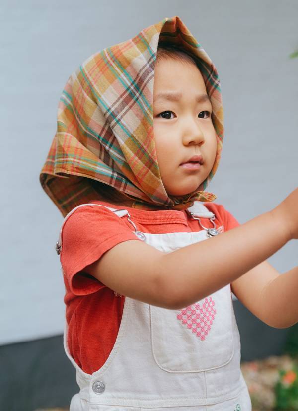 日差し対策なら「バンダナ」が超優秀！ 持ち運び便利＆おしゃれ見えするのが嬉しい | HugMug