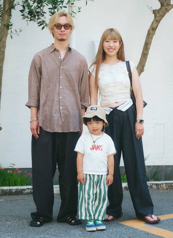 美容師ママの洗練カジュアルコーデ。ひと癖ボトムスやビーチサンダルなど旬度あるアイテムをチェック | HugMug