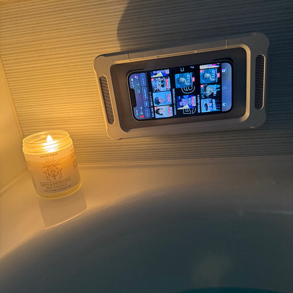 【3COINS】たった880円！？“防滴スマホケース”でバスタイムをご褒美時間に！ | HugMug