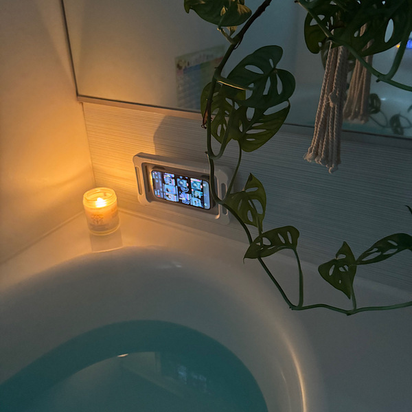 【3COINS】たった880円！？“防滴スマホケース”でバスタイムをご褒美時間に！ | HugMug