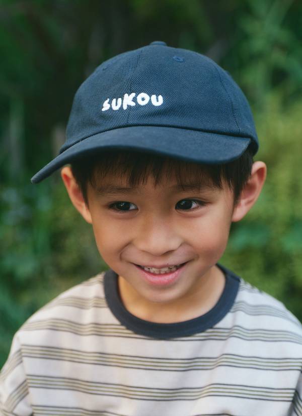 「ブラック×ブラウン」でつくるママコーデがおしゃれ！ 麦わらハットで夏度アップ | HugMug