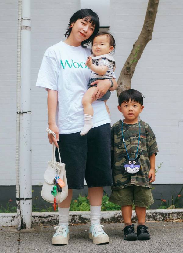 【Tシャツ×ハーフパンツ】子どもっぽならない！ 上品バッグやモードなスニーカーで引き締めるのがサマ見えのコツ | HugMug