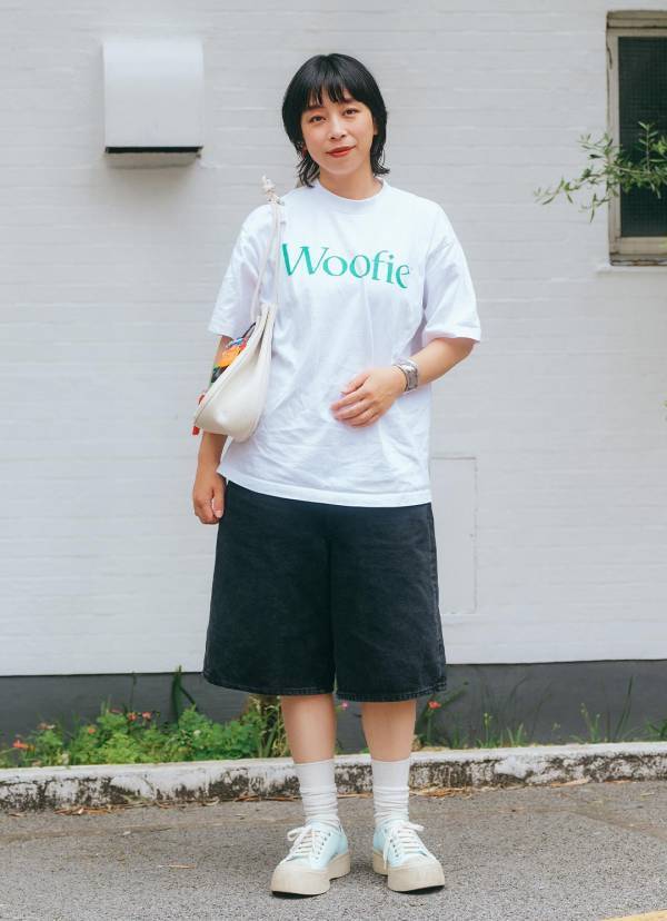 【Tシャツ×ハーフパンツ】子どもっぽならない！ 上品バッグやモードなスニーカーで引き締めるのがサマ見えのコツ | HugMug