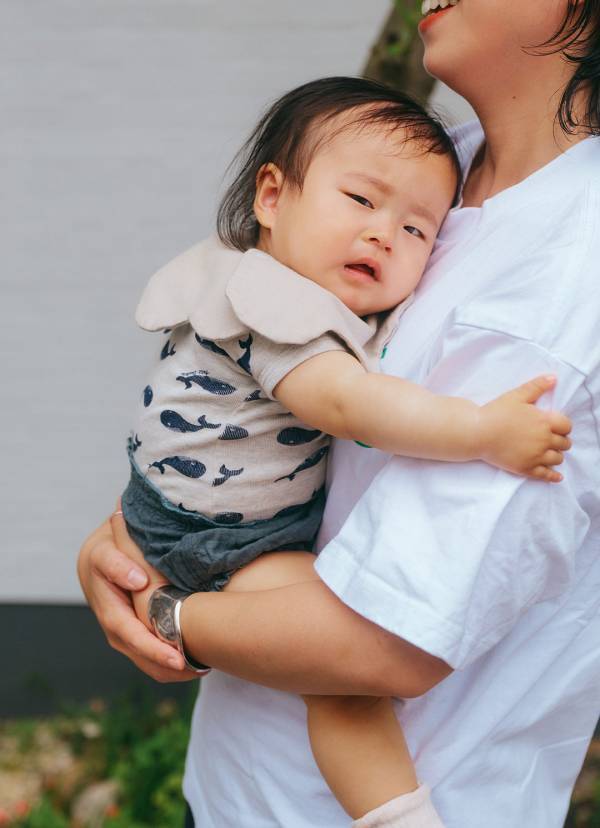 【Tシャツ×ハーフパンツ】子どもっぽならない！ 上品バッグやモードなスニーカーで引き締めるのがサマ見えのコツ | HugMug