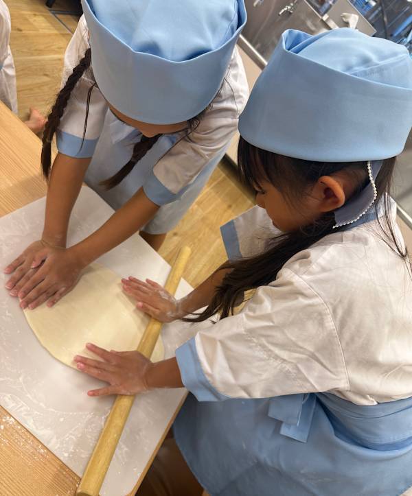 全国に2店舗のみ！【丸亀製麺】のうどん作り体験教室に親子で行ってきた！ | HugMug