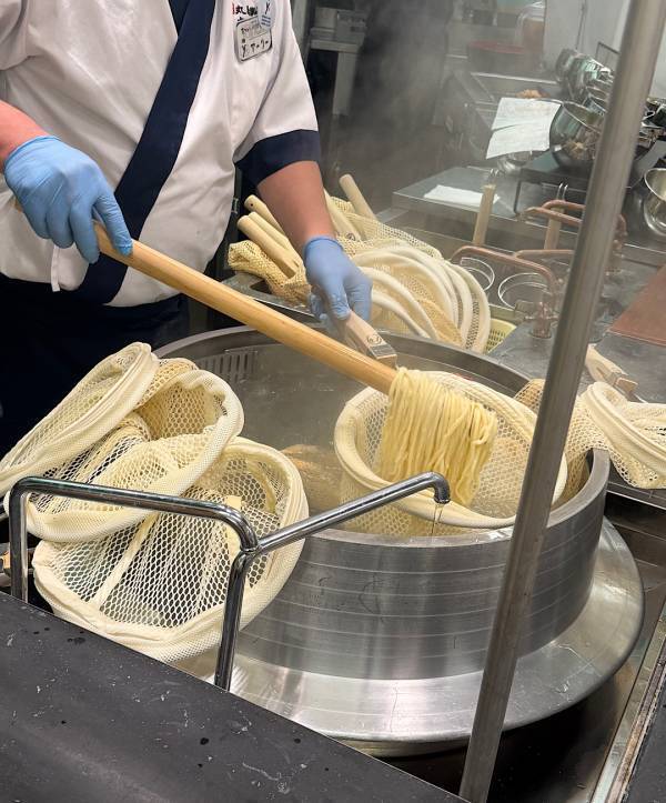 全国に2店舗のみ！【丸亀製麺】のうどん作り体験教室に親子で行ってきた！ | HugMug