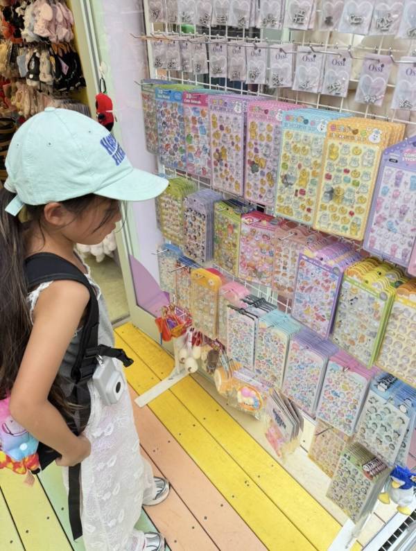 小学生女子と行く！【新大久保】カスタム雑貨から韓国グルメ、コスメまで徹底レポ！ | HugMug