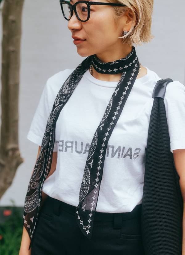 いつものTシャツコーデがたちまち洗練見え！ 簡単スカーフアレンジ術 | HugMug