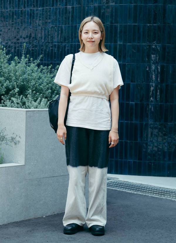 今すぐ取り入れたいレイヤードスタイルのお手本コーデ。同色を重ねて奥行きをプラス | HugMug