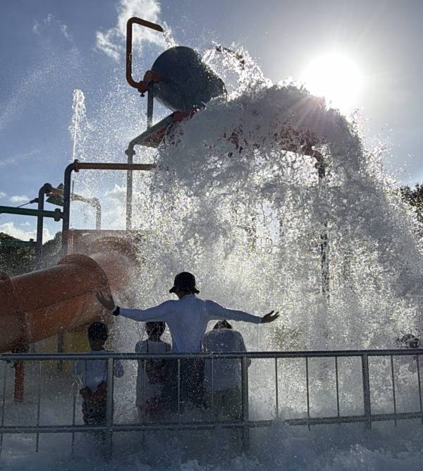 8月限定！【稲毛海浜公園】の「ナイトプール」が追加料金なしで遊べる神コスパ | HugMug