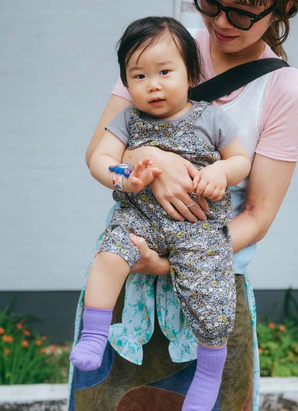 腰に巻くだけ！ 長袖ワンピースの簡単アレンジが今の季節にぴったり | HugMug