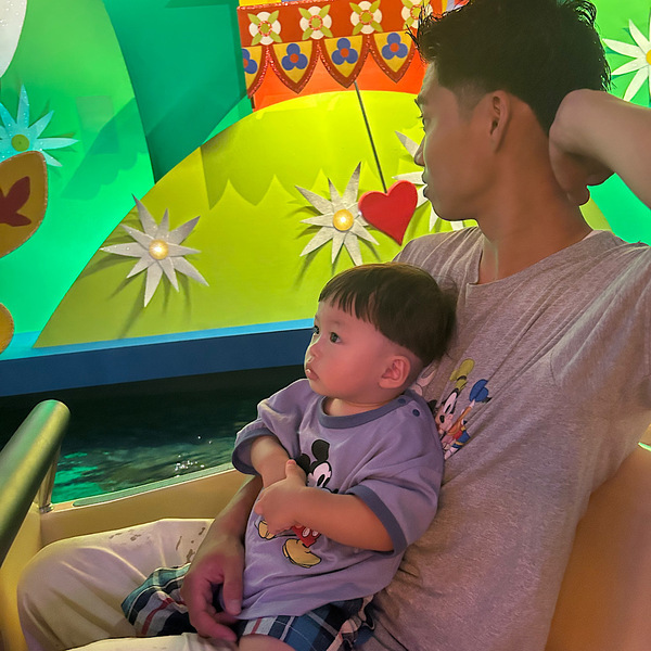 【子連れディズニー】1歳でも乗れるアトラクション4選＆ベビーセンターや記念シールまで徹底レポ | HugMug