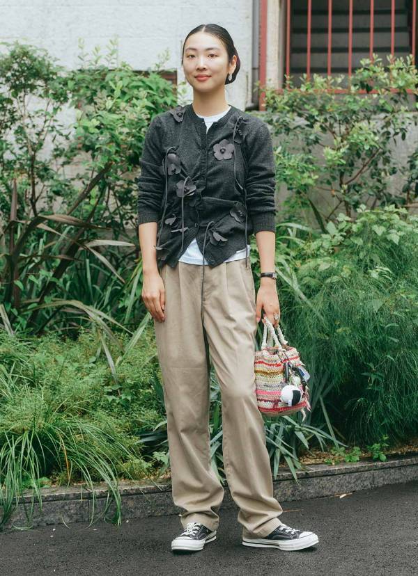 簡単サマ見えする、秋色をつかったお手本コーデ。鮮やかレッドを挿してメリハリをオン | HugMug
