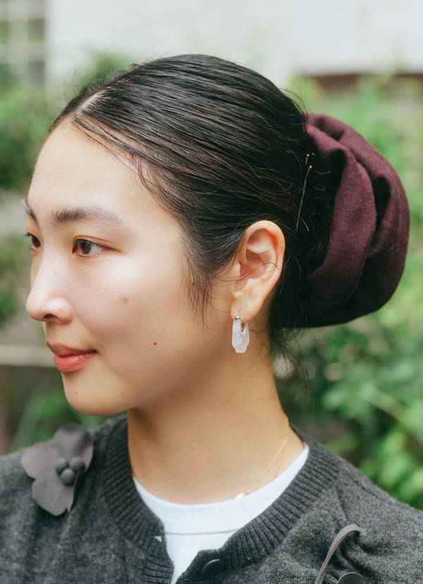 簡単サマ見えする、秋色をつかったお手本コーデ。鮮やかレッドを挿してメリハリをオン | HugMug